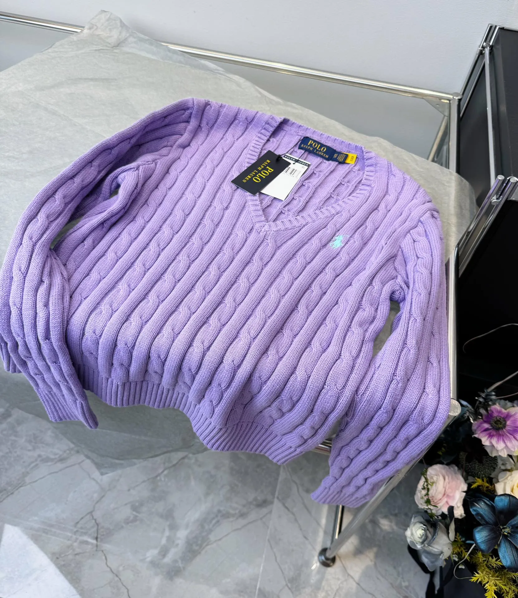 🅿️220 Style No.: L04 (Purple) Ralph Lauren RL classic war horse logo embroidered cable pattern twist button V-neck knitted sweater on the chest, same style for men and women, 9 colors Color: beige, navy, black, chick yellow, sky blue, khaki, red, gray, purple Size: XSSML M Shoulder Width 36 Clothes Length 58 Bust 44 L Shoulder Width 37 Clothes Length 60 Bust 46 Soft and glutinous🧶🫶The style is a very classic cable sweater American retro college style Perfect hand comfort. It is a must-have item for spring, autumn and winter wardrobes. It looks great when worn alone or layered as an inner wear. High-density LOGO embroidery on the chest, and original customization of tag accessories. Made of pure cotton yarn 🧶 blended with wool, pure cotton is skin-friendly and comfortable, small label war horse embroidered twist turtleneck sweater 🐎 high quality. Follow the blogger to learn how to wear it! Let’s get a Ralph Lauren cable sweater. It’s a super hard-to-find series after it became popular. It’s hard to find one on the official website. It’s simple and practical to wear, with a lazy and loose feel. The thickened fabric has a more texture, soft and delicate feel, and a loose fit. Whether worn alone or layered, you can wear different styles of fashion with just one piece. ⚠️Contains wool products🦙 Pay attention to the washing method to avoid shrinkage
